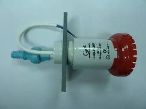 Remeha Pumpe mit roter Abdeckung und Anschlussleitungen. Das Produkt zeigt einen zylindrischen Körper mit Montageplatte für die Installation.